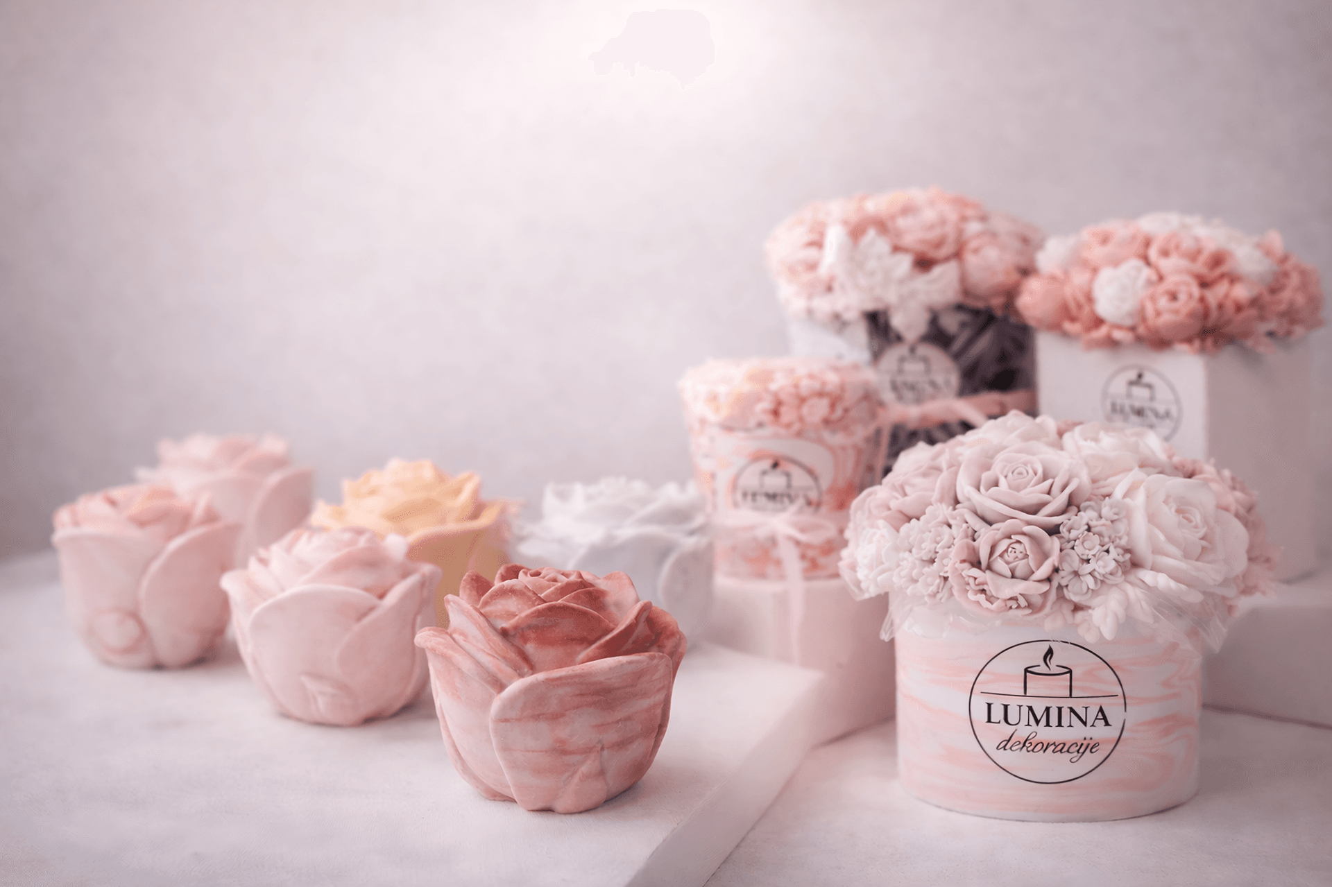 Lumina Dekoracije pozadina - svijeće i cvijeće od voska